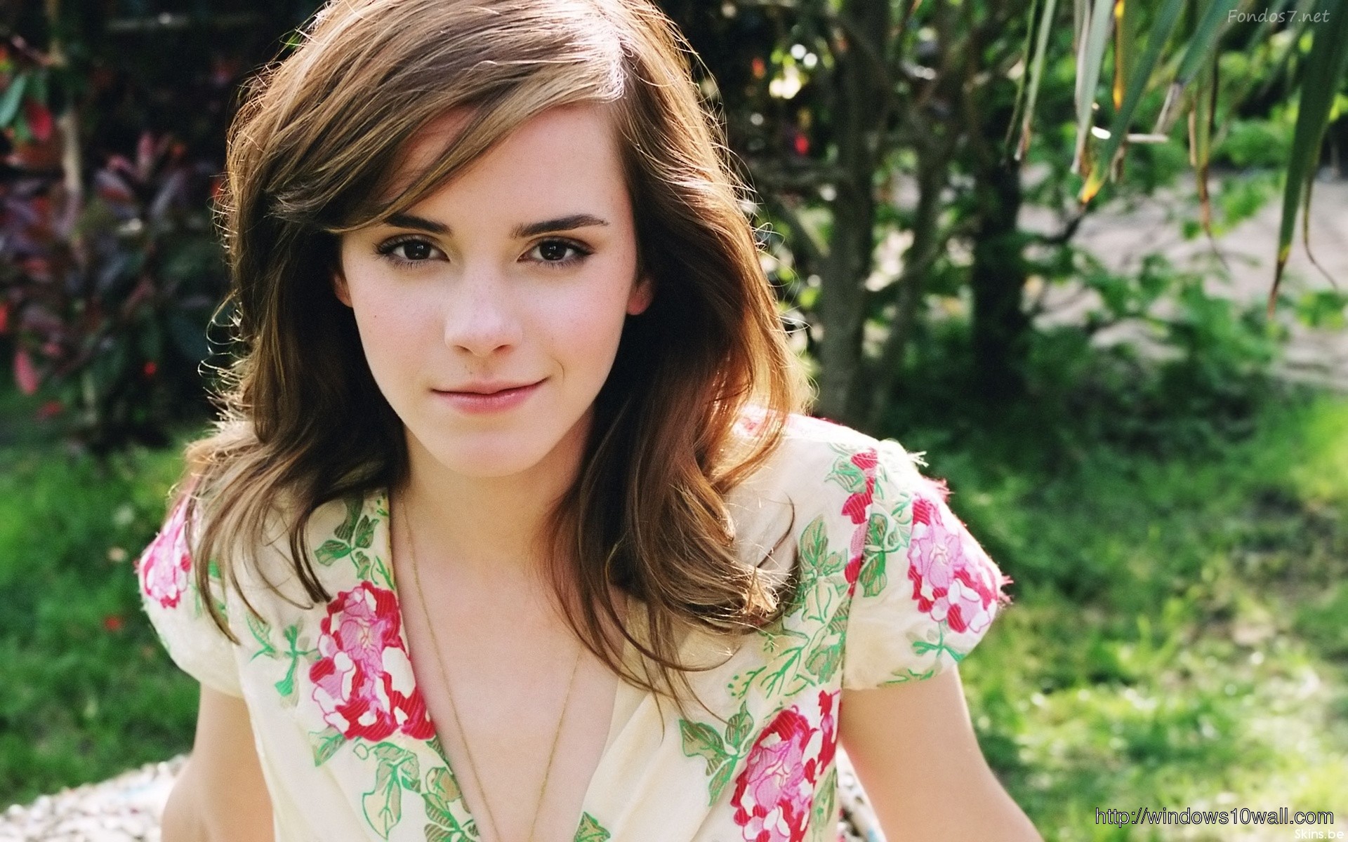 Emma Watson Cute Smile Wallpaper